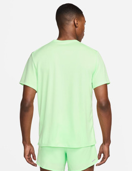 camiseta técnica nike manga corta  MILER MEN'S DRI-FIT verde