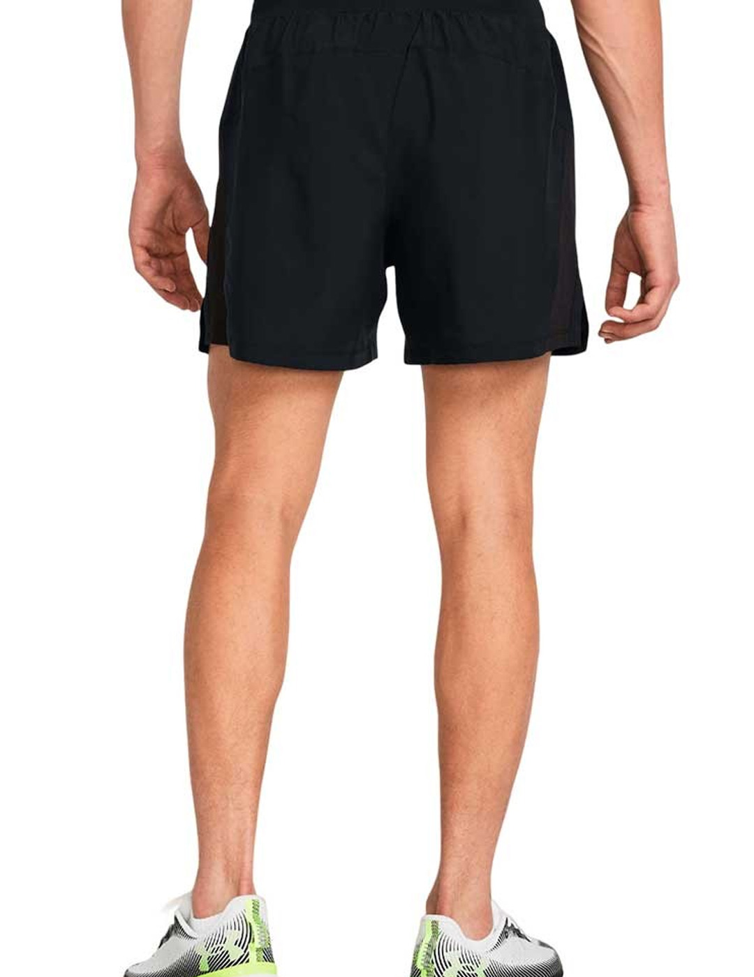 short hombre under armour  LAUNCH 5'', negro