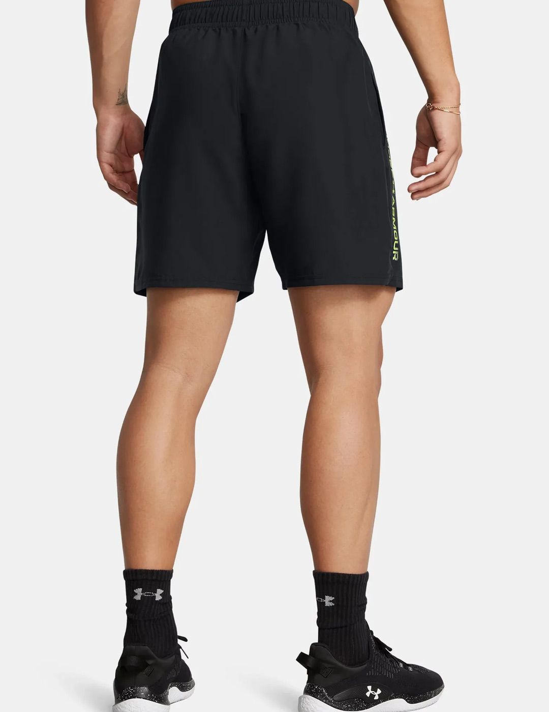 short trainning hombre under armour, negro