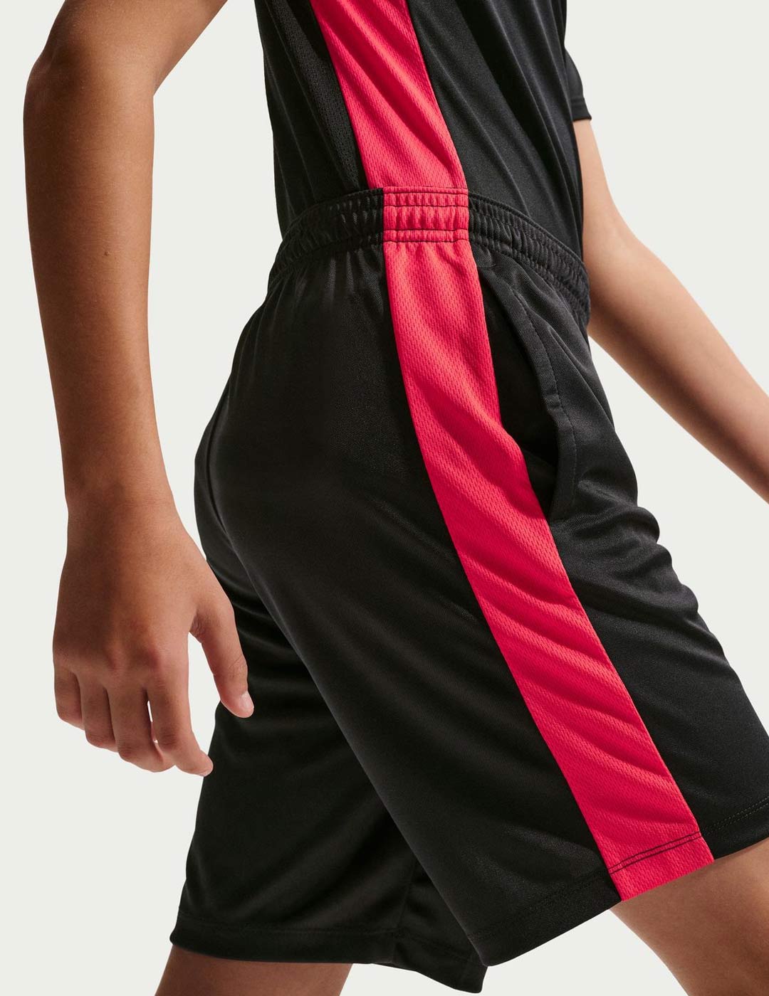 short nike junior TROPHY23 negro/rojo