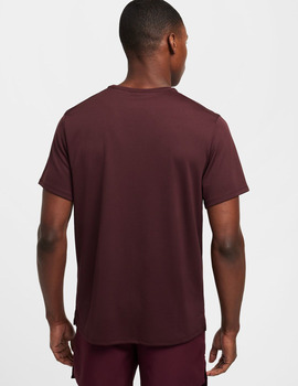 camiseta técnica hombre manga corta  nike  MILER, granate