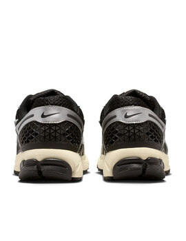 zapatilla hombre nike  ZOOM VOMERO 5, gris